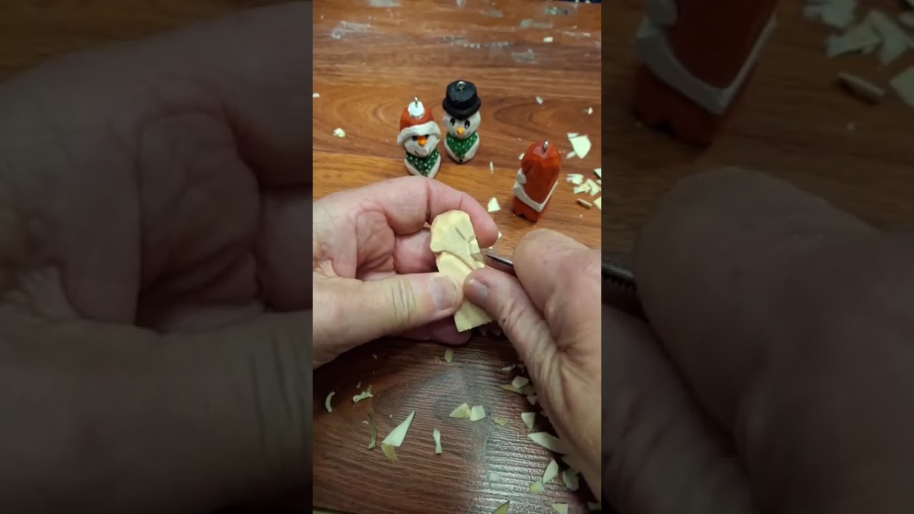 Вырезание миниатюрной фигурки Санты