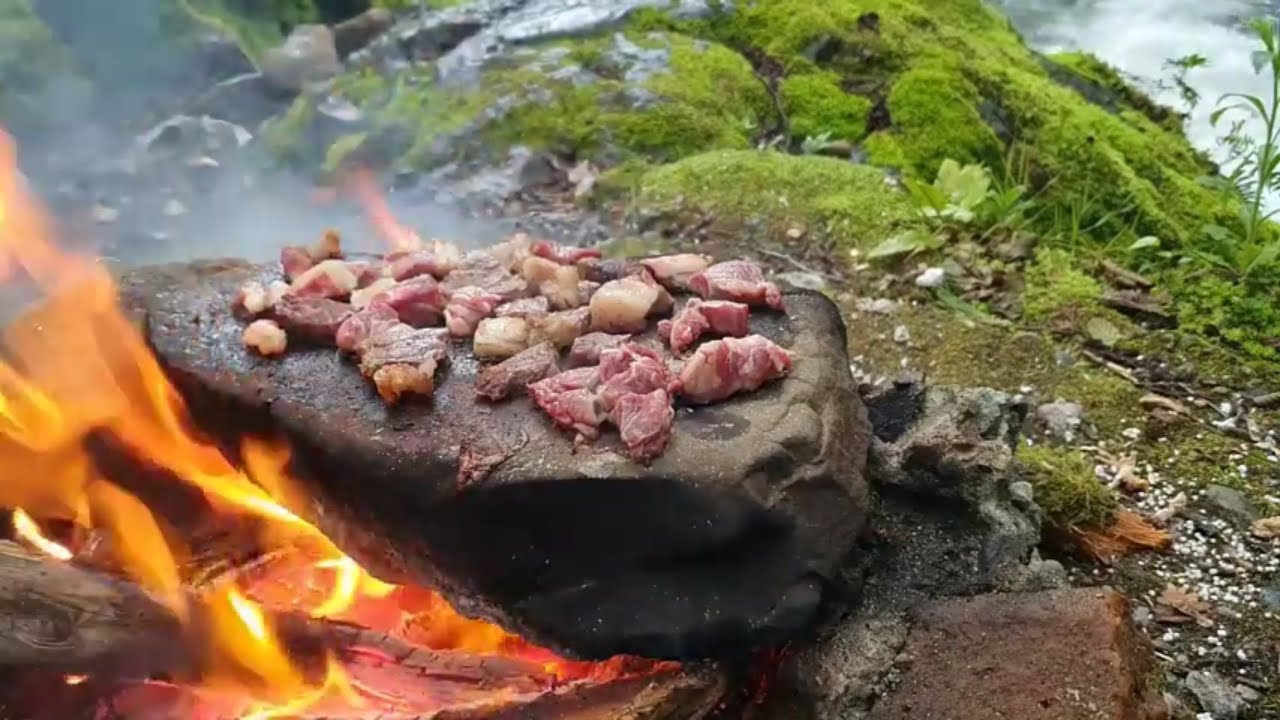 ПРИГОТОВЛЕНИЕ МЯСА НА ГОРЯЧИХ КАМНЯХ. ПРИГОТОВЛЕНИЕ КАМЕННОГО МЯСА. ПРИГОТОВЛЕНИЕ ЛЕСНОГО МЯСА