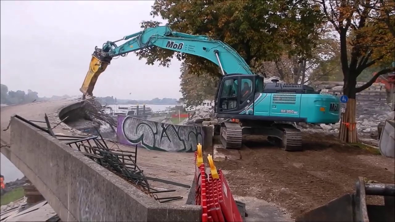 Bagger Kobelco - Abriss einer Brücke . Sicherung durch jede Menge Baggermatratzen