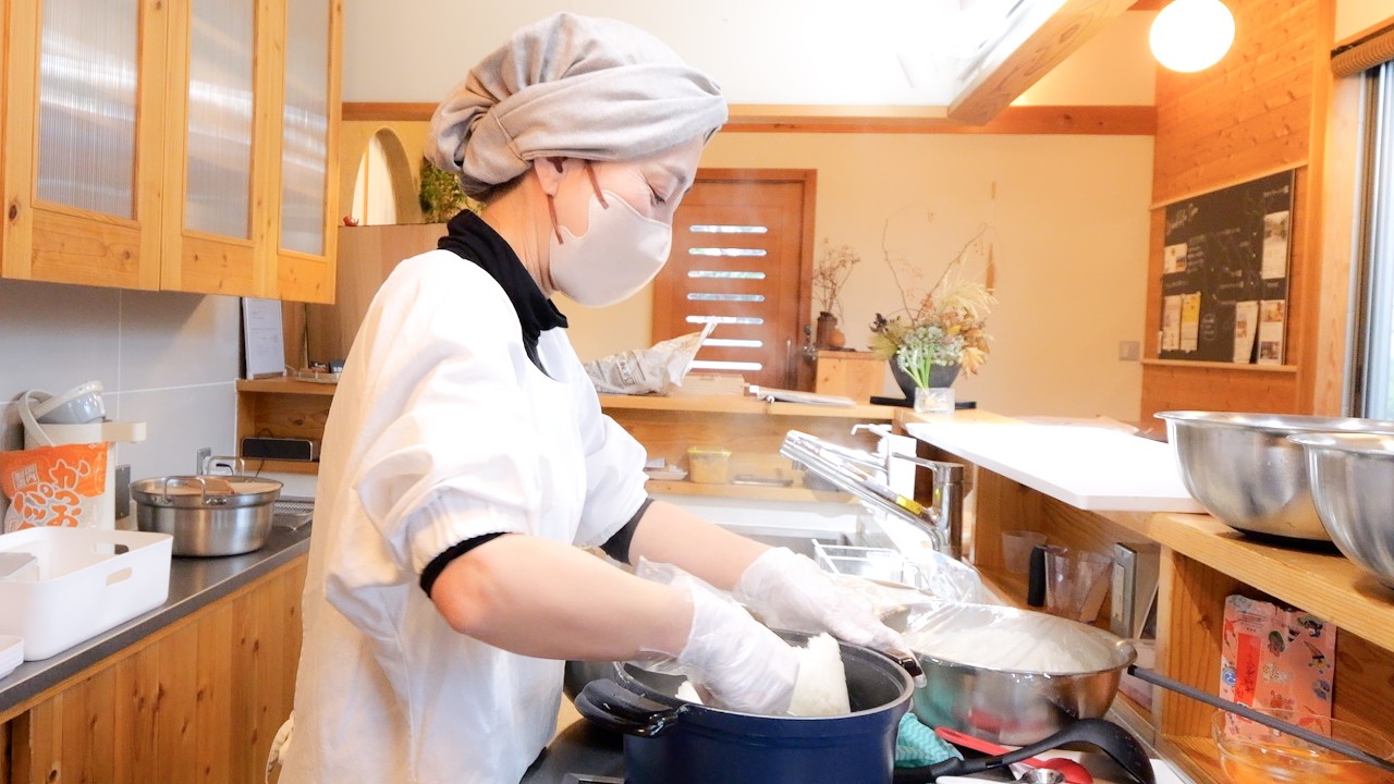 美人が握る愛情MAXおにぎり！地元工務店が営むこだわり社食おむすび処に密着。丨Japanese Rice Ball Shop