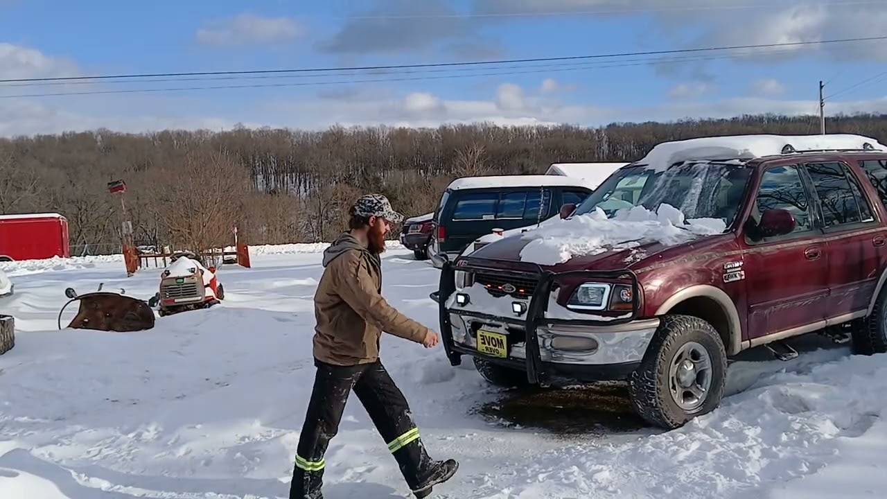 1998 ford expedition eddie bauer 5.4l cold start with glasspack.  Outside POV 