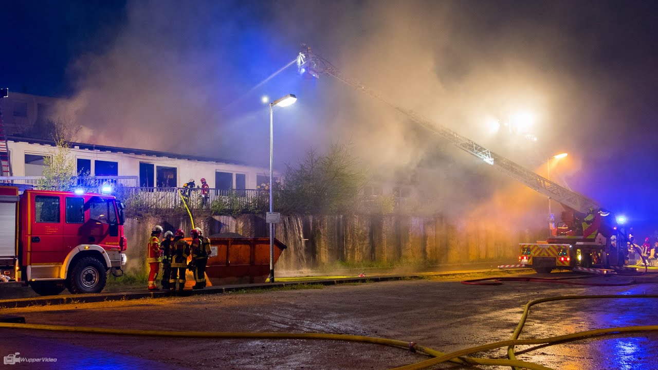 Großbrand Heiligenhaus: Mehr als 200 Einsatzkräfte im Einsatz | 29.04.2016