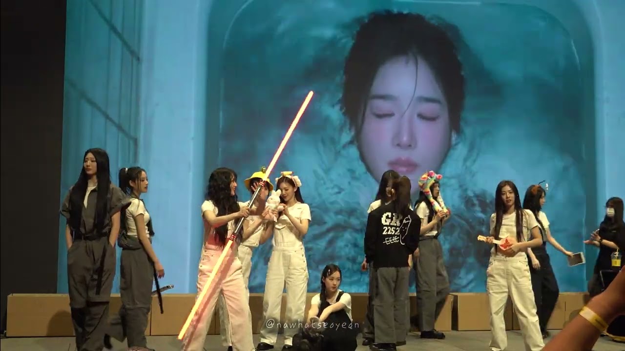 240518 tripleS Fan signing event SeoYeon Light Saber Moment