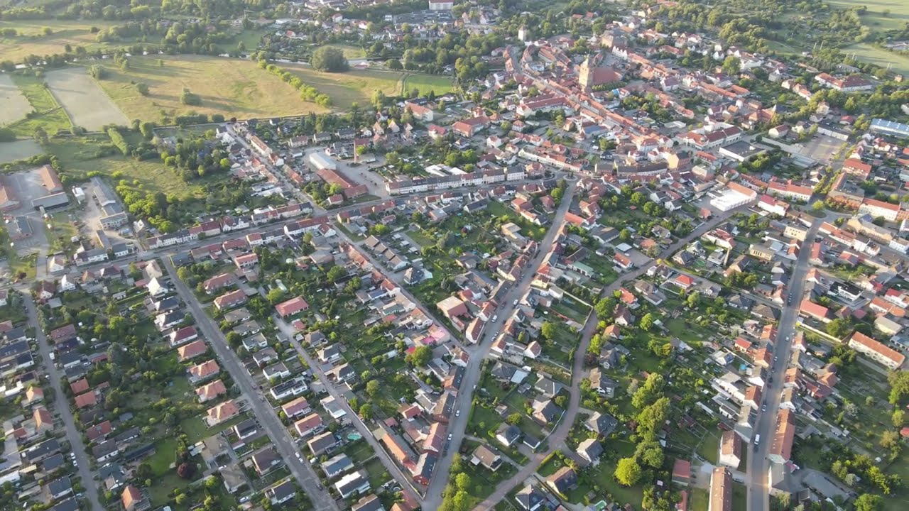 Hansestadt Osterburg (Altmark) 19.06.2025 Luftaufnahme in der Abendsonne