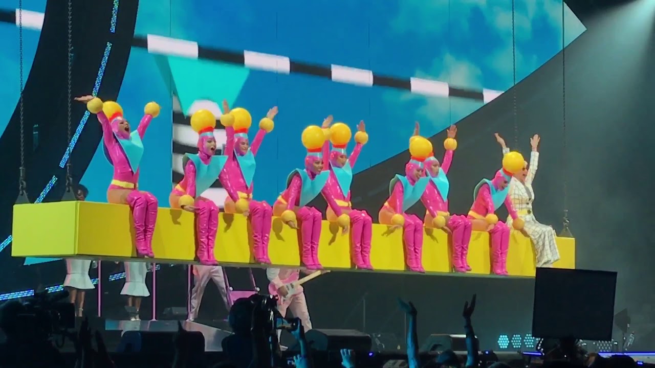 Katy Perry - Teenage dream/Hot n cold/Last Friday night (Live in Montreal, Witness the tour 2017)
