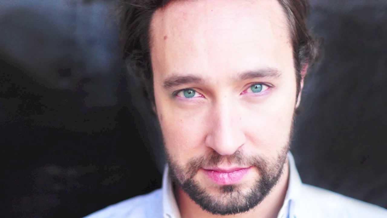 Fernando Guimarães sings 