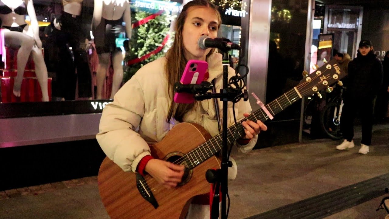 Песню With Or Without You (U2) исполняет новая уличная певица, 14-летняя Белла Шилдс.