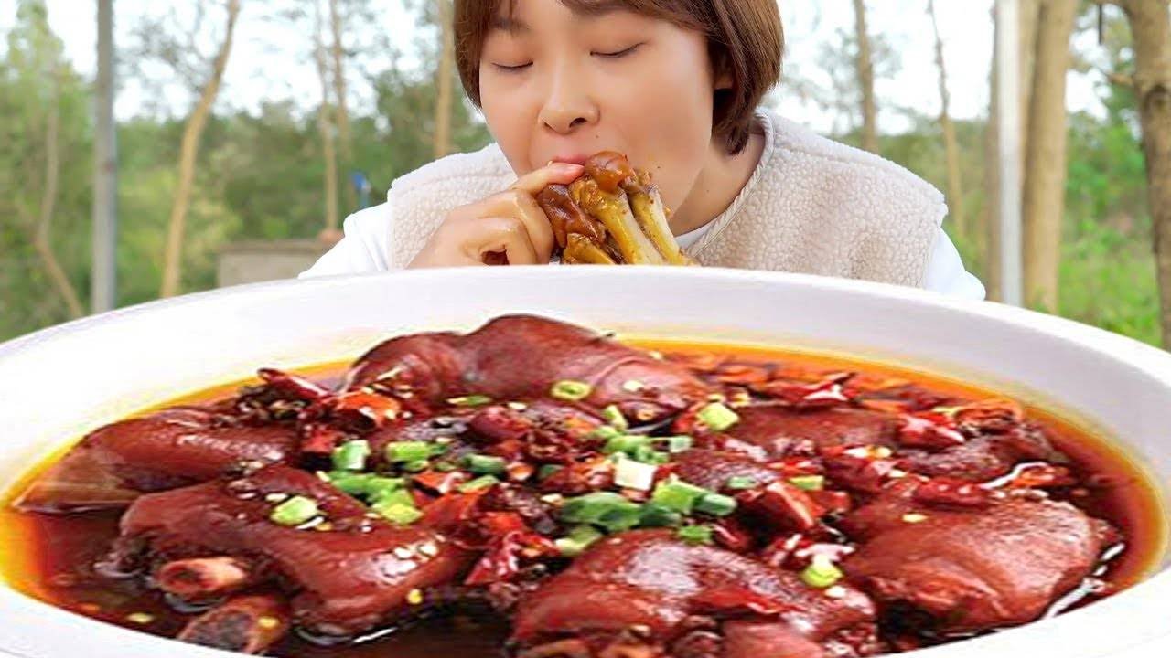 秋妹今天弄个香辣猪蹄子，双手抱起啃，连皮带肉一起吞，太巴适了 #猪脚 #酱猪蹄 #卤猪蹄