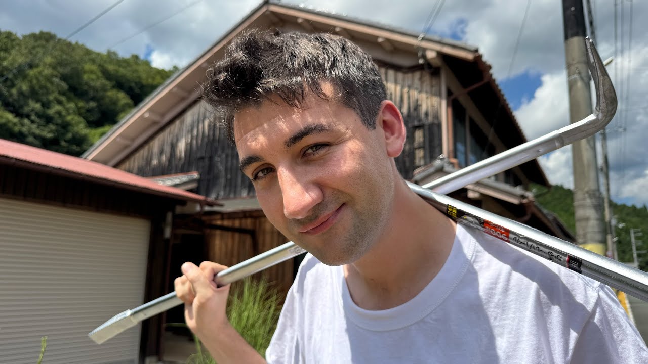 DESTROYING The Ceiling of My Japanese Akiya House 🛠️🏠