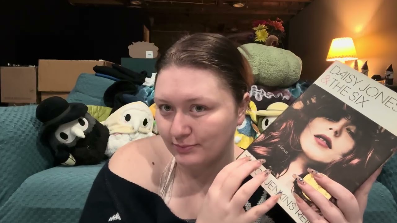 Сотрудник книжного магазина рекомендует вам книги (ASMR)