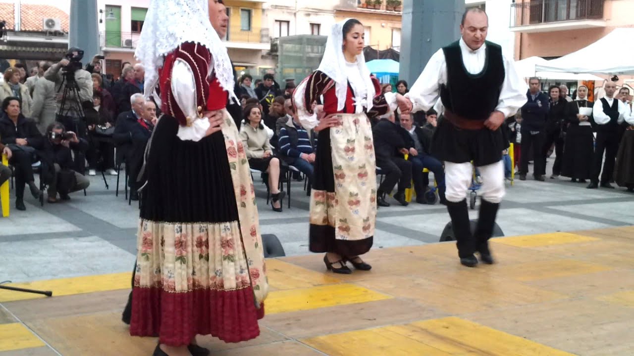 FALCHI DELLA GALLURA ONLUS ( piazza della solidarietà Olbia) 19 NOVEMBRE 2011