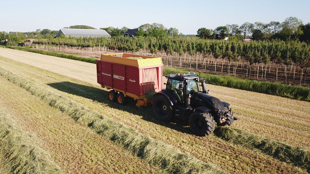 Gras inkuilen met Valtra T174 Direct unlimited edition & Schuitemaker Rapide | De Vree Ommeren