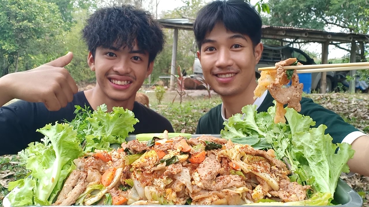 ผัดซีอิ๊วเส้นใหญ่อุตรดิตถ์ มากินด้วยกันนะครับ.