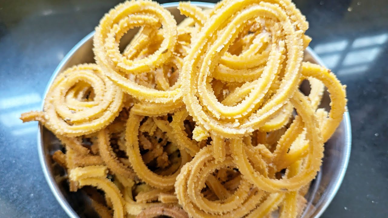Crispy Easy Urad Dal Chakli / ರುಚಿಯಾದ ದಿಢೀರ್ ಮಾಡುವ ರುಚಿಯಾದ ಉದ್ದಿನ ಚಕ್ಲಿ -Ambika Raj's Kitchen 