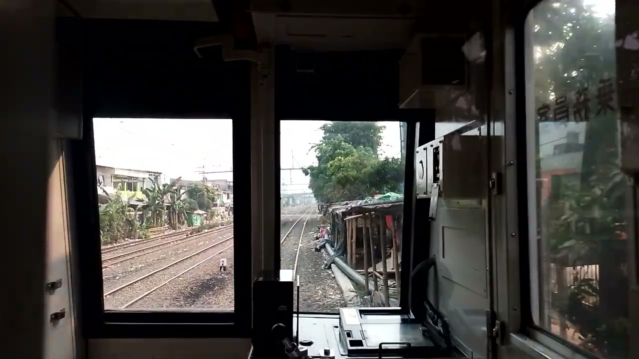 Tanjung Priok - Jakarta Kota // Banyak Warga bersantai di sekitar rel!!