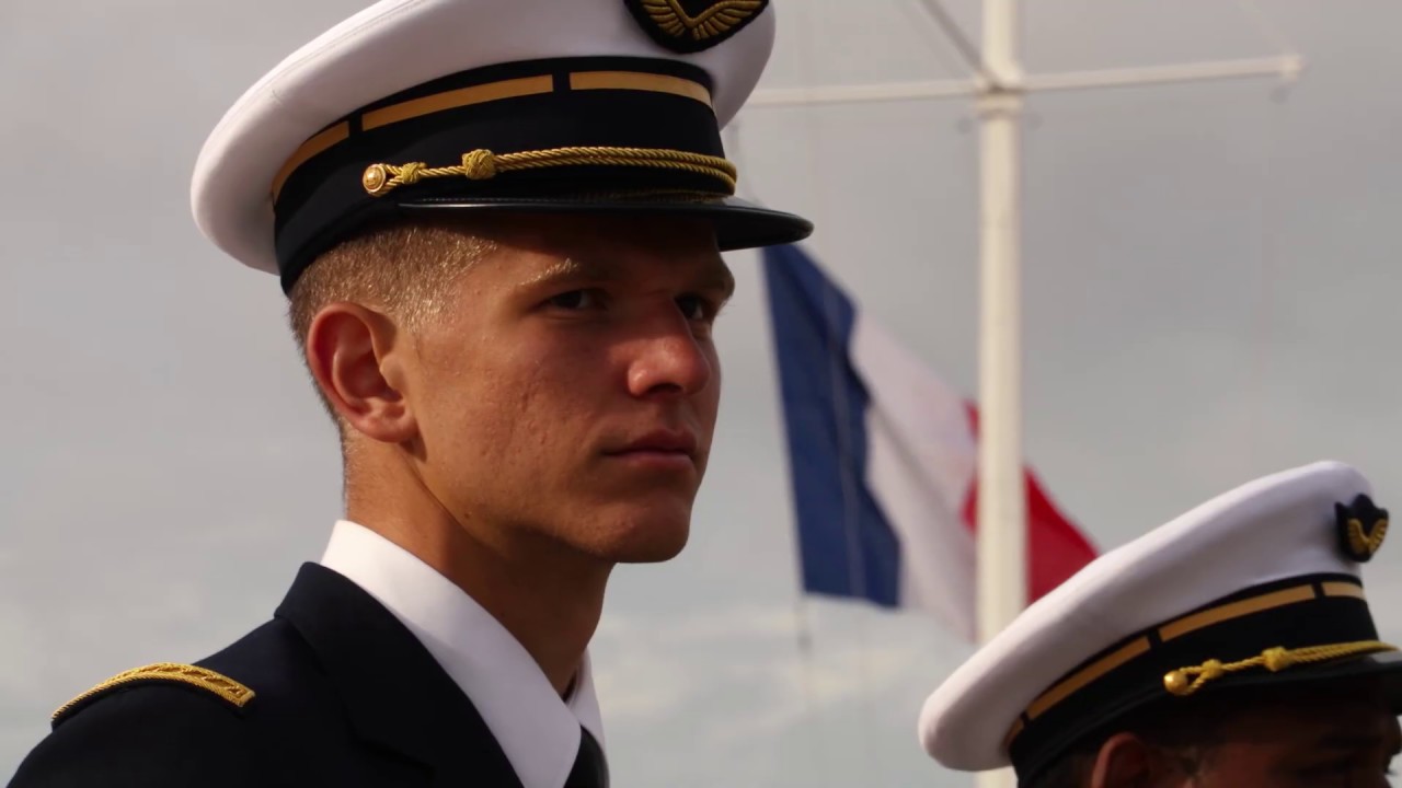 Présentation au Drapeau de la promotion 2019 de l'École de l'air et reprise de compagnonnage.