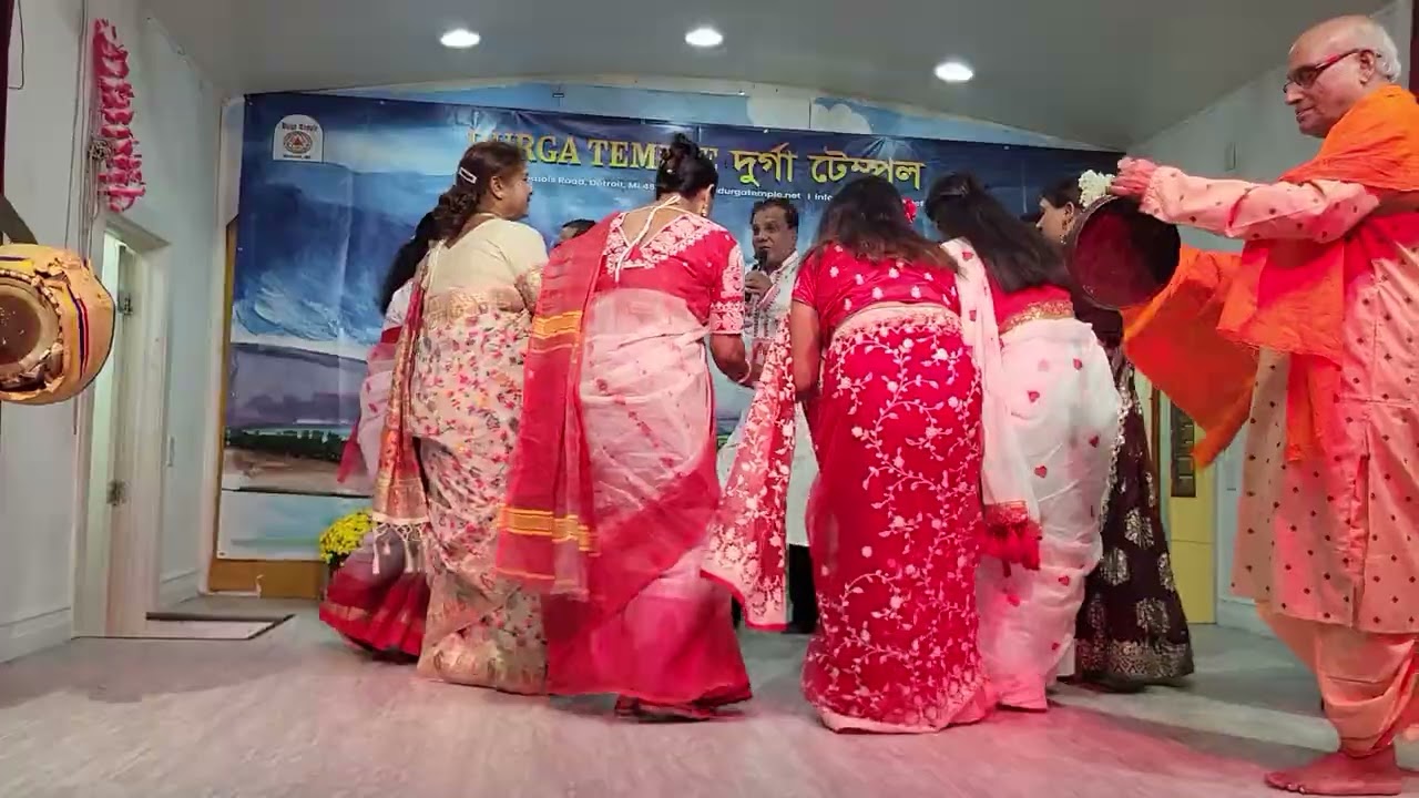 মিশিগান দুর্গা টেম্পলে জিতেন গোপ ও তার দলের ধামাইল