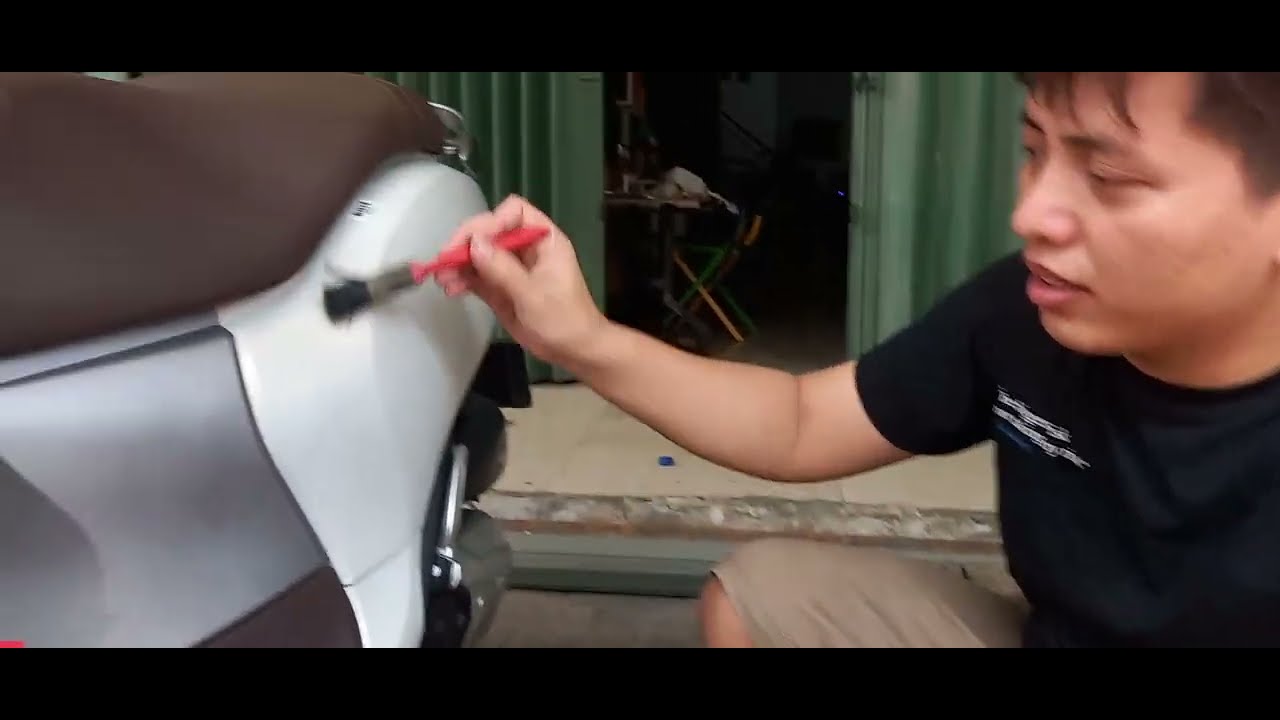 membersihkan noda menjadi bersih kembali pada warna putih doff Honda Scoopy Prestige White