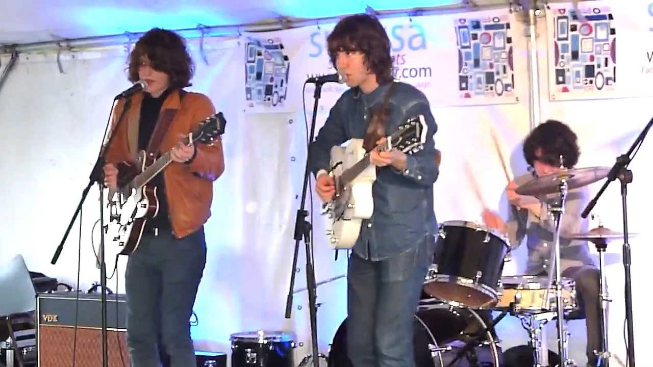 THE MERRYLEES ... Live Troon