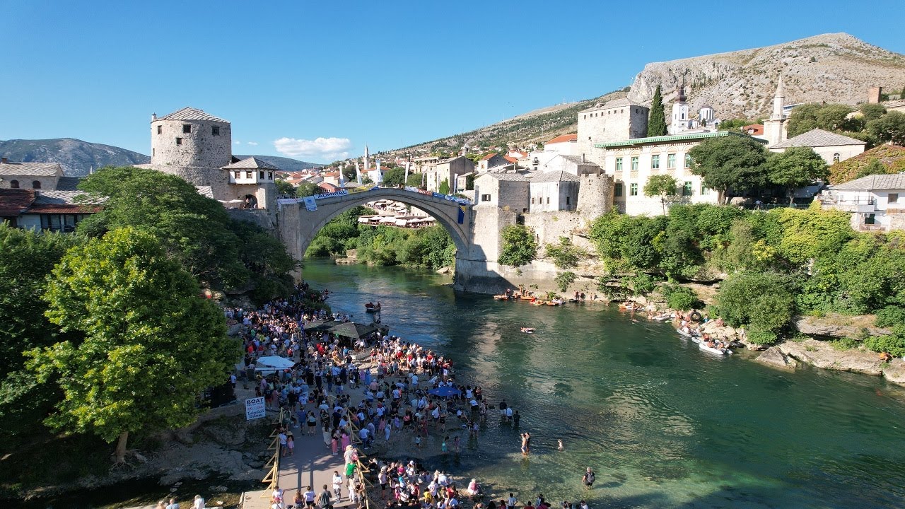 Spektakl na Neretvi: Održani tradicionalni 456. skokovi sa Starog mosta