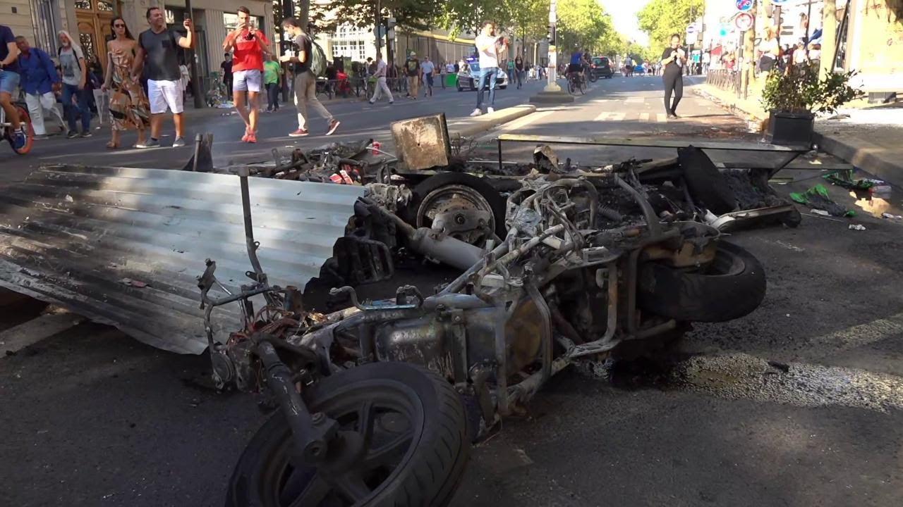 Parigi, mezzi bruciati e vetrine rotte: la città devastata dai black bloc