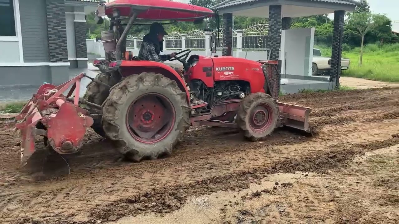 Living in Thailand - Parking lot and road