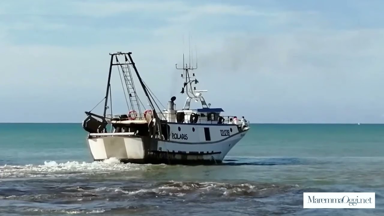 Castiglione della Pescaia, il peschereccio Polaris si incaglia all'uscita del porto