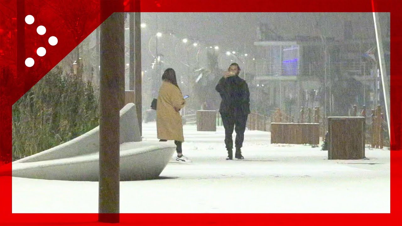 Rimini, rovescio di graupel sulla città: strade e lungomare imbiancati dalla neve 
