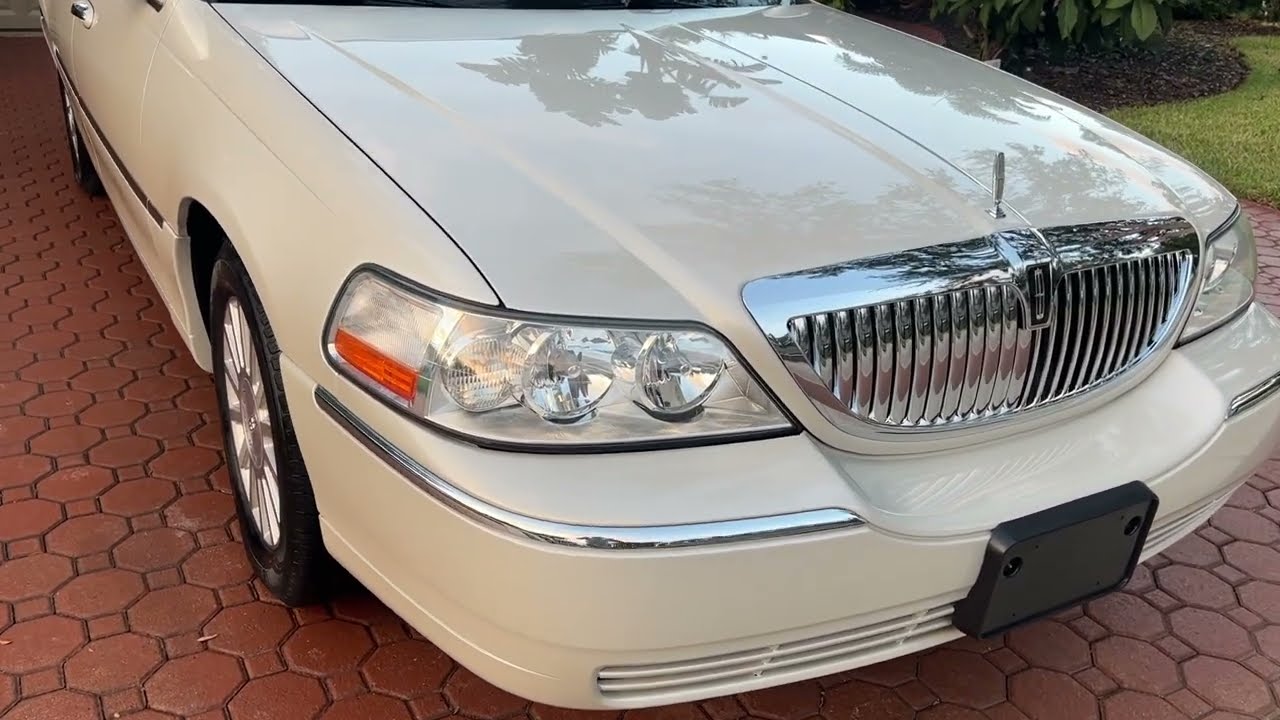 2004 Lincoln Town Car Ultimate LOADED WITH EXTRAS IMMACULATE LIKE NEW LOW MILES ELDERLY OWNED MINT!!