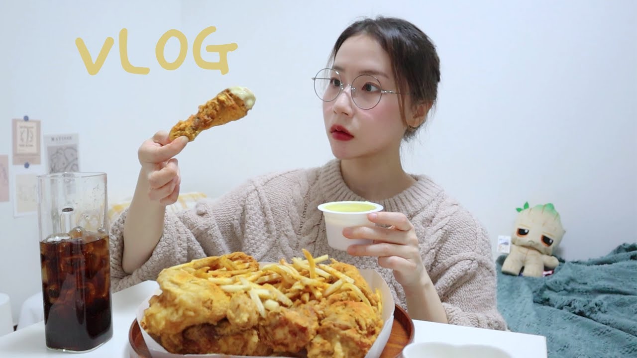 먹방브이로그) 슬기로운 집콕생활, 콘듀치킨 먹고 홈짐 만들기🏃🏻‍♀ (ft.와플대학 누텔라 젤라또 와플, 콘치즈볼, 마라샹궈, 꿔바로우, 오트밀, 소소한 크리스마스하울)
