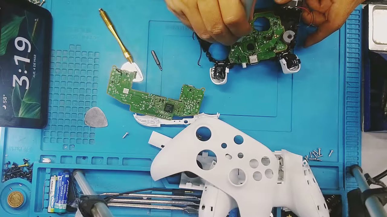 Разберите контроллер Xbox Series S/X, не повредив корпус.