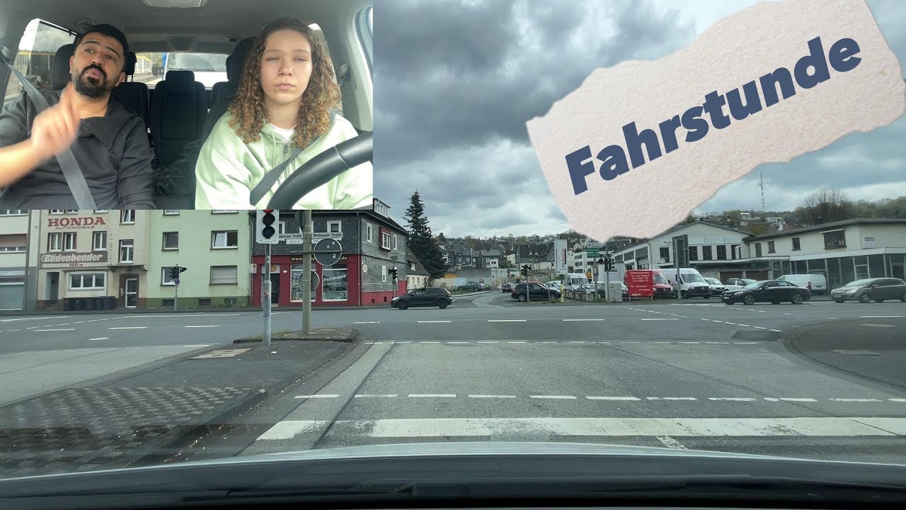 🇩🇪 In der Fahrstunde wurden LINKS ABBIEGEN an Vorfahrtsstraßen und Ampelkreuzungen geübt.