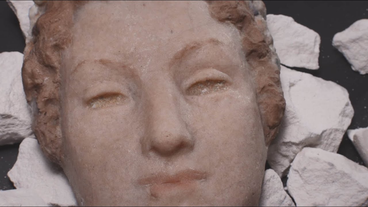 Étapes de fabrication d'un masque en pâte de verre d'Henry Cros,  vers 1898