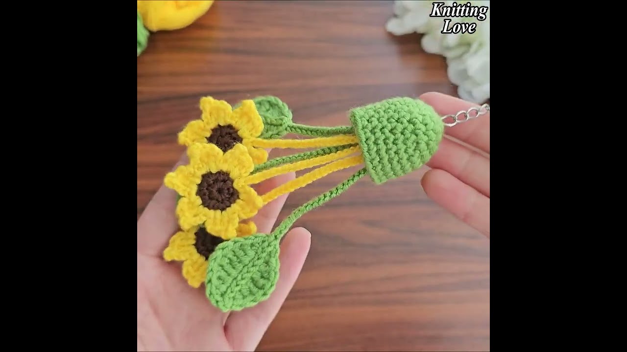 💲💲I Made Money with This Super Easy Crochet sunflower Flower Keychain!. Sell and give as a gift.
