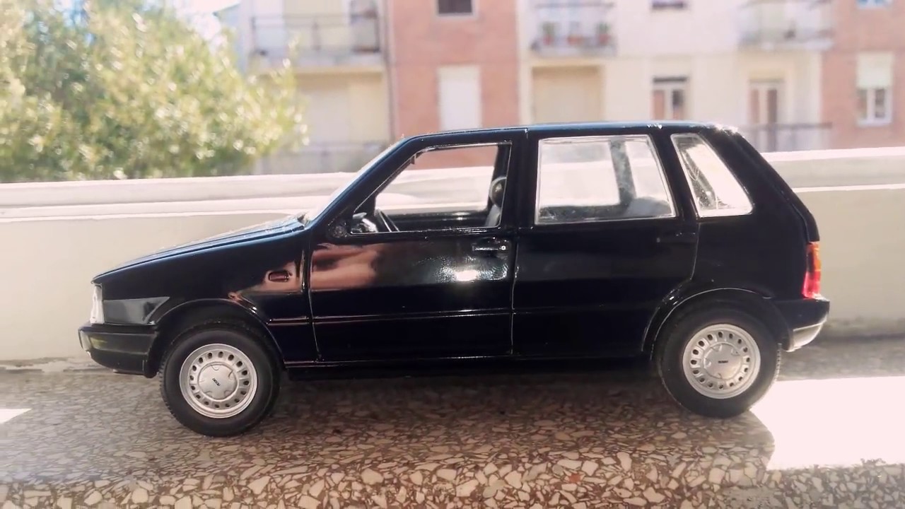 Modellino Fiat uno 55s nero 1983 1:24
