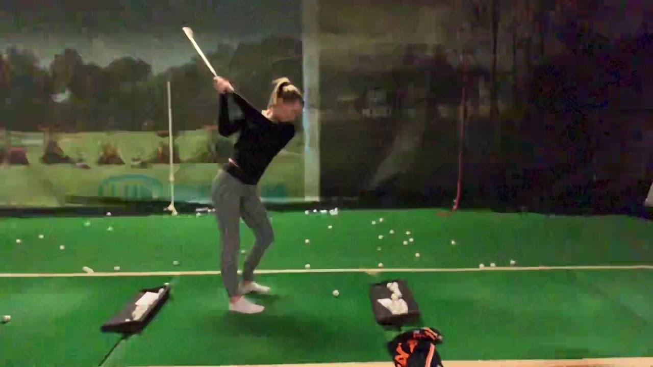 Tilde L&ouml;fman tr&auml;nar Golfteknik i golfhallen 2018-11-20