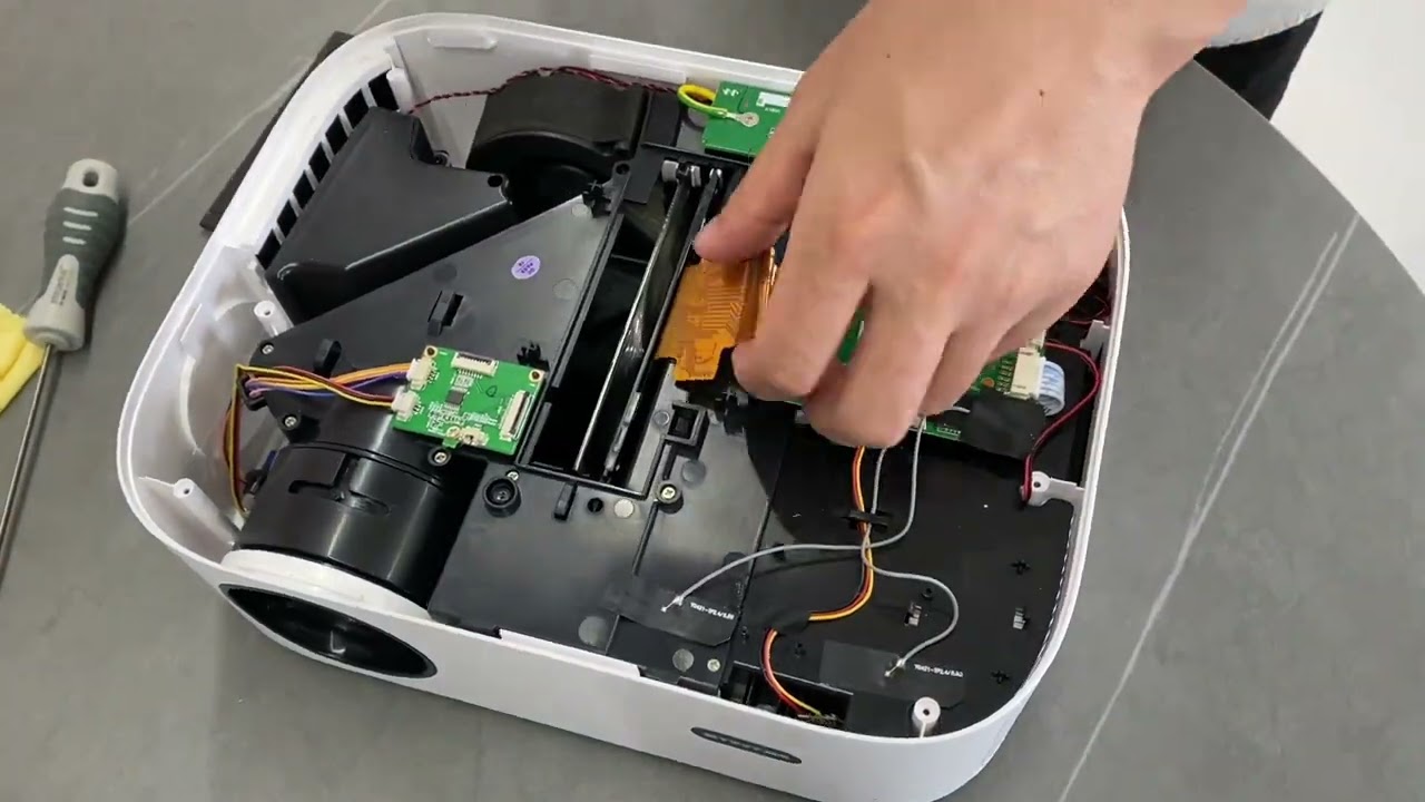 The lens of the BYINTEK K45 projector has no light coming out, how can I solve it?