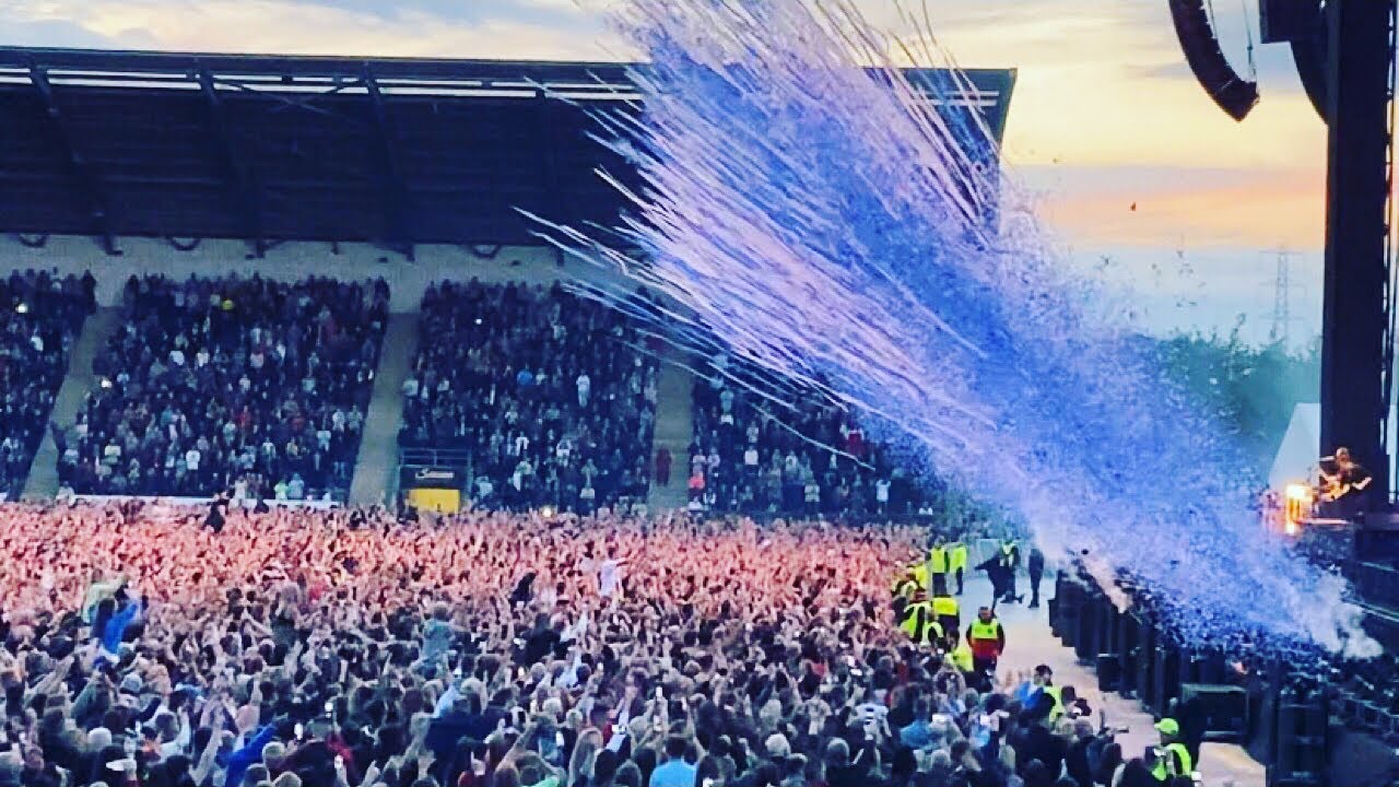 Confetti cannon blasting the fans at the killers concert in Scotland 🏴󠁧󠁢󠁳󠁣󠁴󠁿
