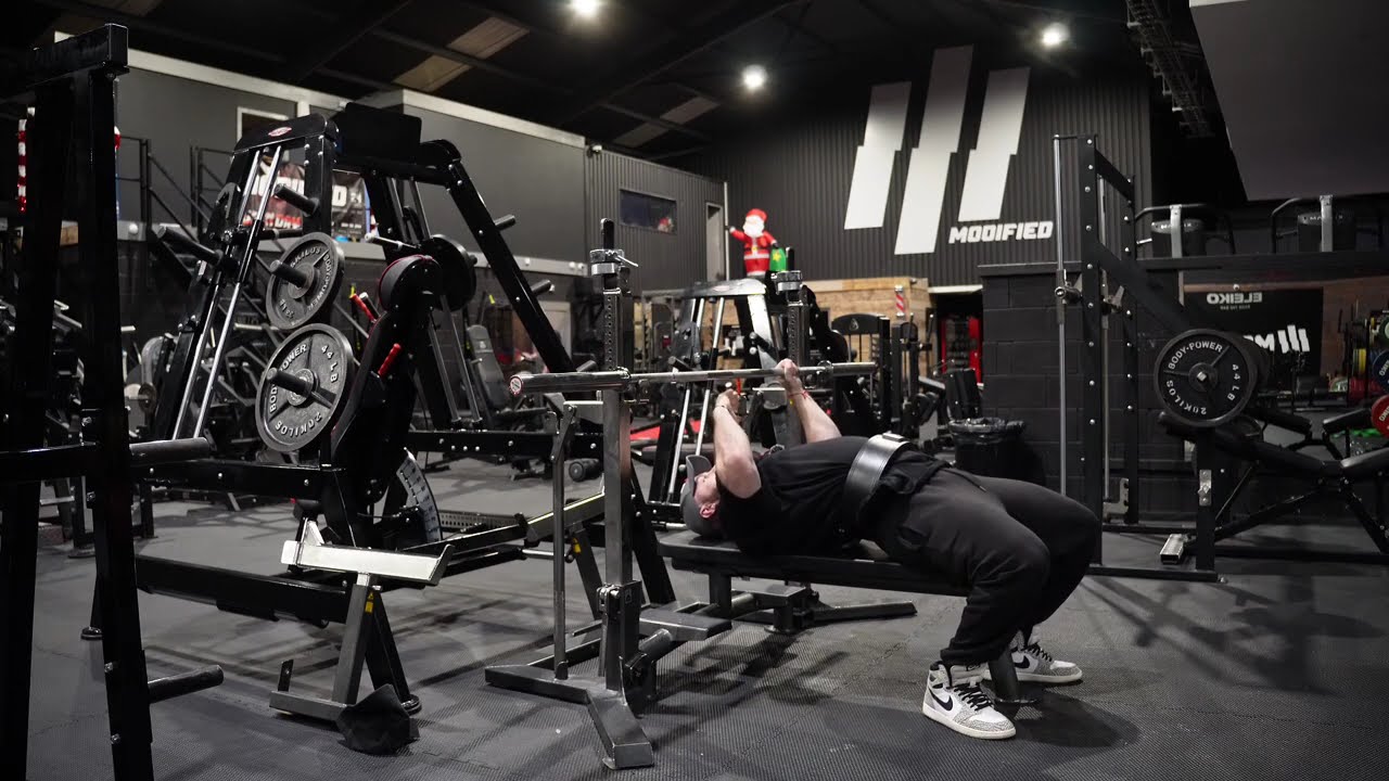 THE BENCH PRESS - PAUSED - MID CHEST
