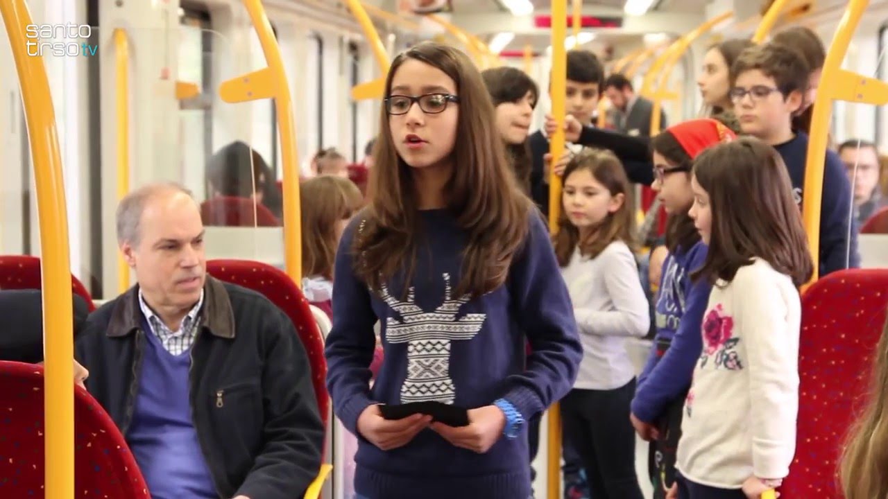Alunos da Escola da Ponte declamam Poesia no Comboio