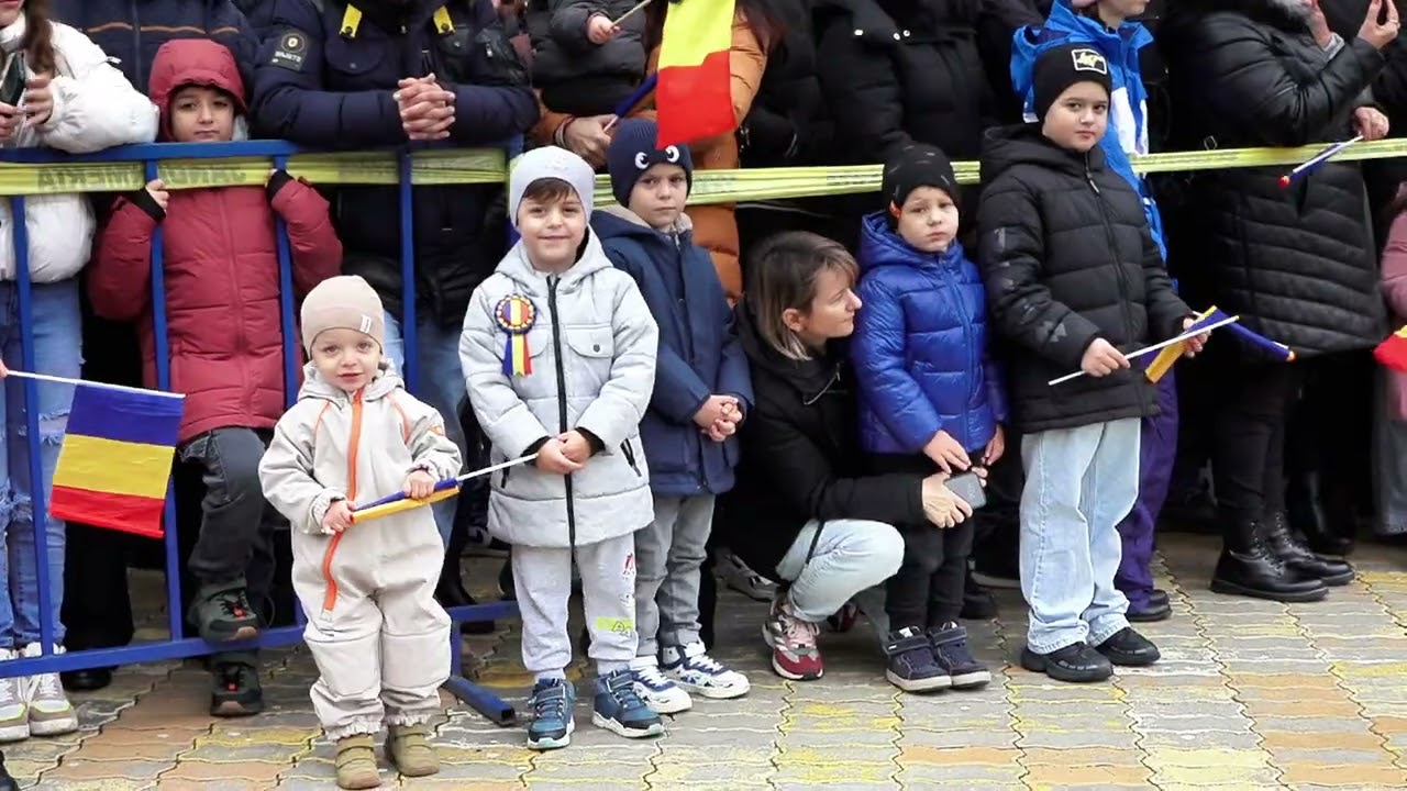 Imagini spectaculoase de la Parada de Ziua Națională de la Pitești! La mulți ani, România!
