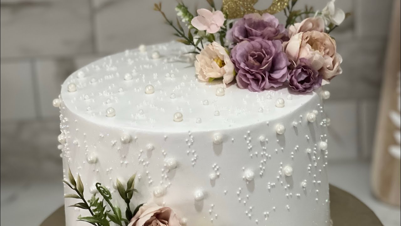 Decoración de pastel con flores artificiales ,he información donde compro las flores