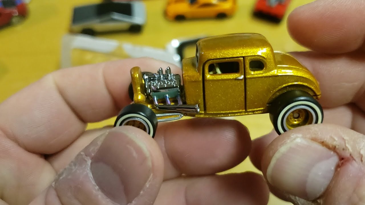 Opening of the 2021 Hot Wheels RLC HWC 32 Ford Hot Rod Duece Coupe Gold with opening doors