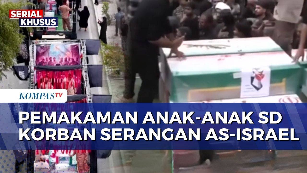 Iring-iringan peti jenazah diwarnai isak tangis para orangtua, kerabat dan teman-teman yang selamat.