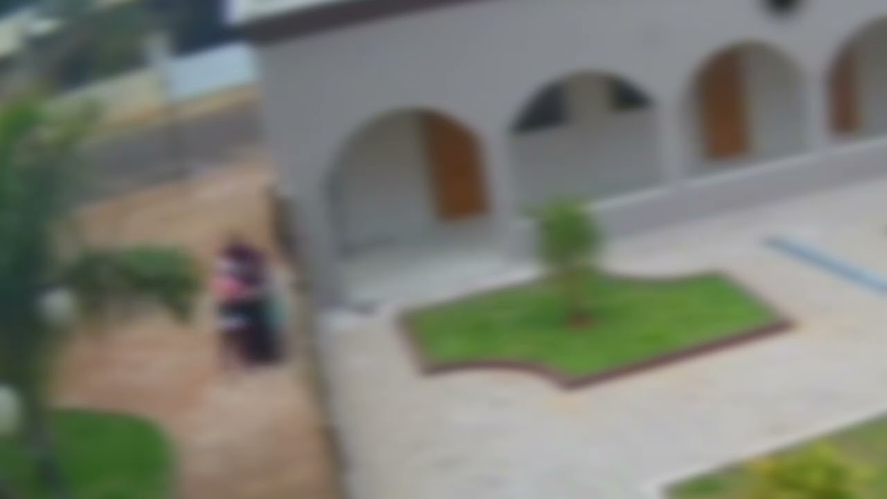 C&acirc;meras registram briga de casal e padre interv&eacute;m em igreja de Flor&iacute;nea