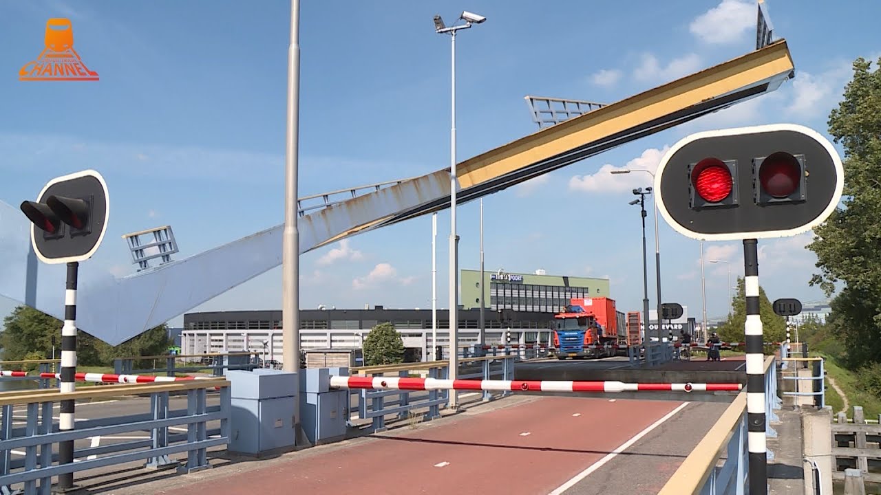 BIG ART DRAWBRIDGE IN THE NETHERLANDS - Slauerhoffbrug Leeuwarden // Friesland
