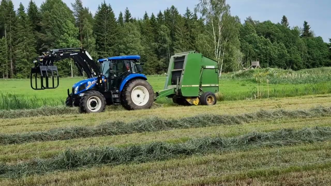 2025 - Baling with NH TD5.85 and JD 550