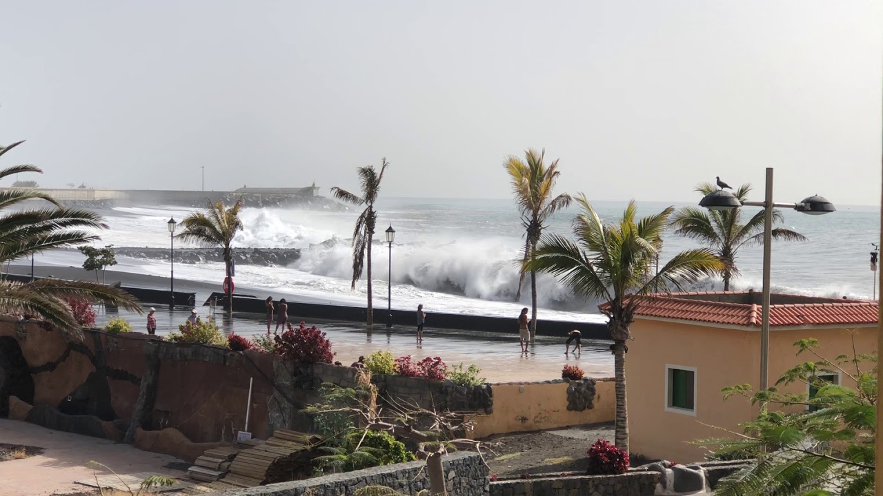La Palma 23.2.2019 - Meterhohe Wellen schwappen immer wieder über die Mauer der Strandpromenade.