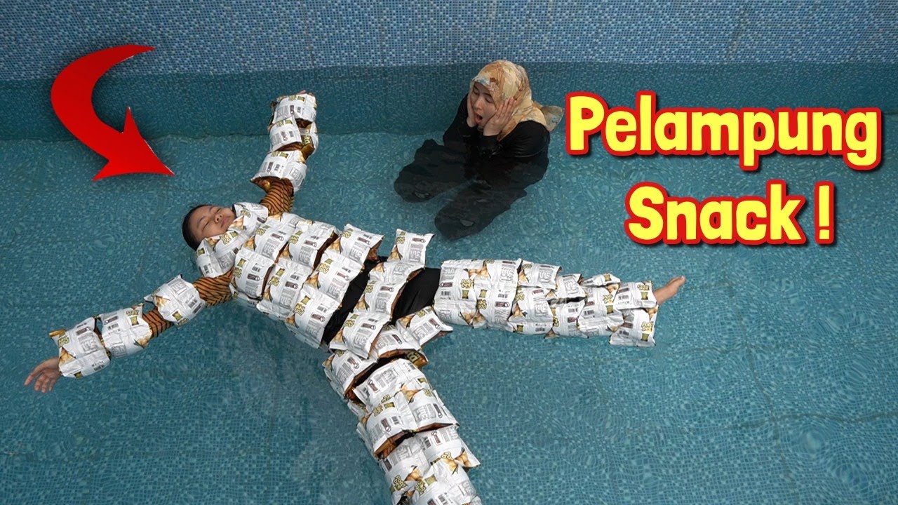 BERENANG DI KOLAM RENANG PAKAI PELAMPUNG DARI SNACK !