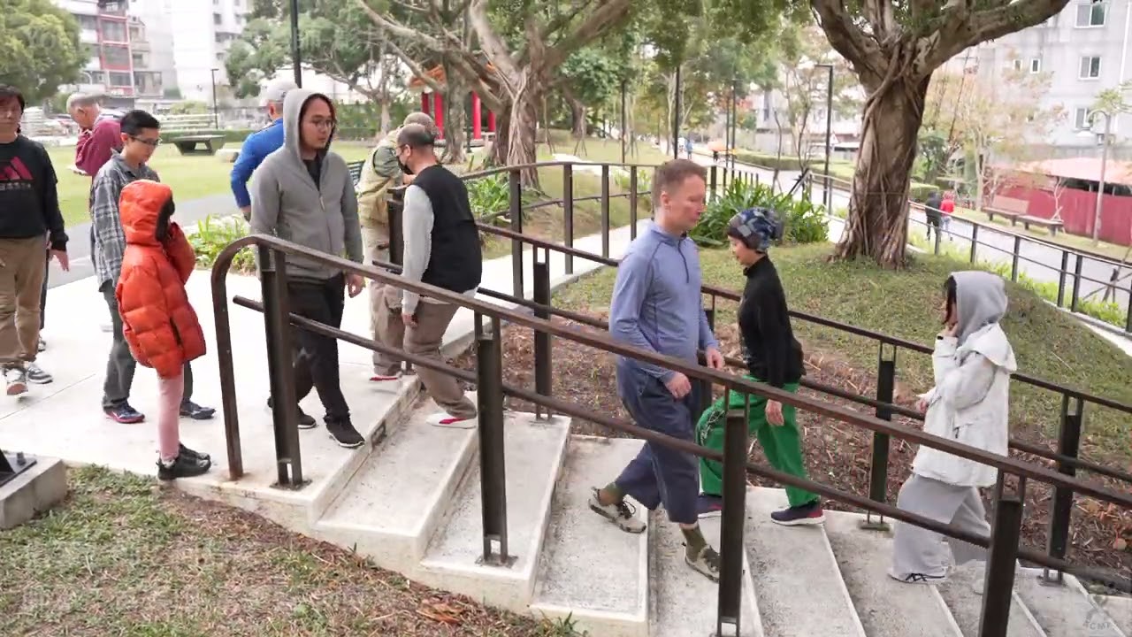 【20240120(06)】如何上樓梯與下樓梯，行走時保持腿的彈力，避免膝蓋力量的碰撞。練出後腿與地面的彈勁。【何靜寒老師】【八卦拳&太極拳】